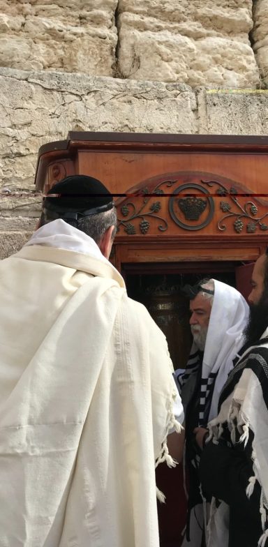 Rezos en el Muro Occidental de Jerusalem, Israel.